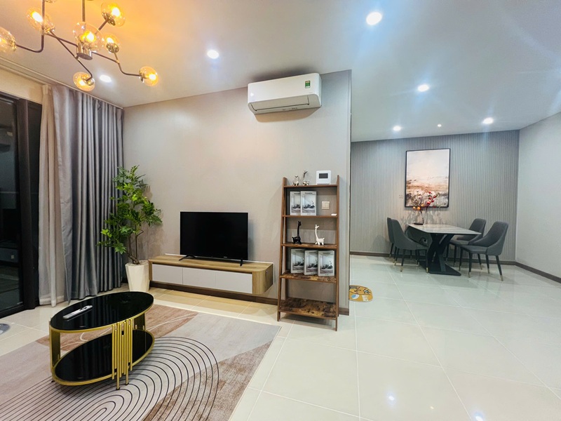 Ph&ograve;ng kh&aacute;ch căn hộ I3-12A.02 với sofa, b&agrave;n tr&agrave;, kệ TV v&agrave; thảm trang tr&iacute; theo phong c&aacute;ch hiện đại.